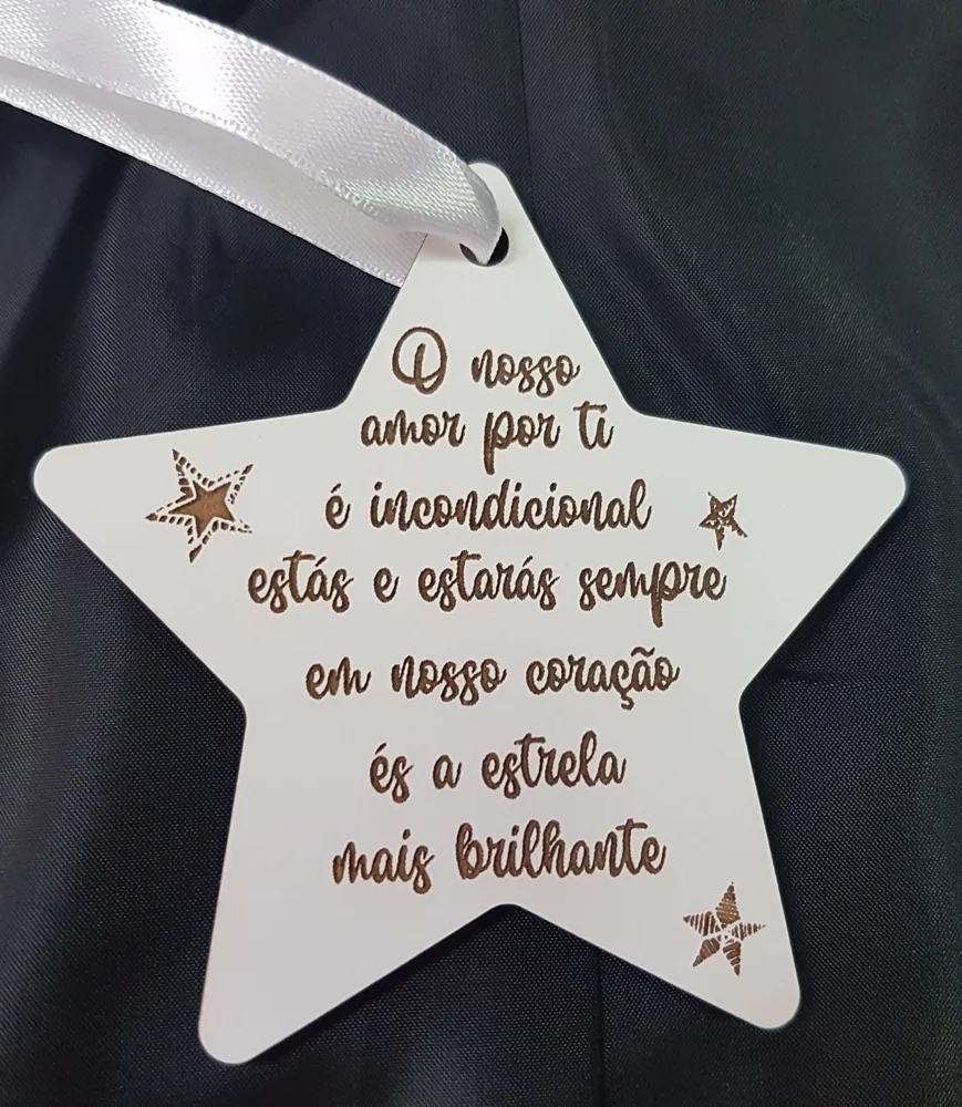 Enfeites com nomes, mensagens ou ilustrações para decorar a árvore e oferecer no Natal.