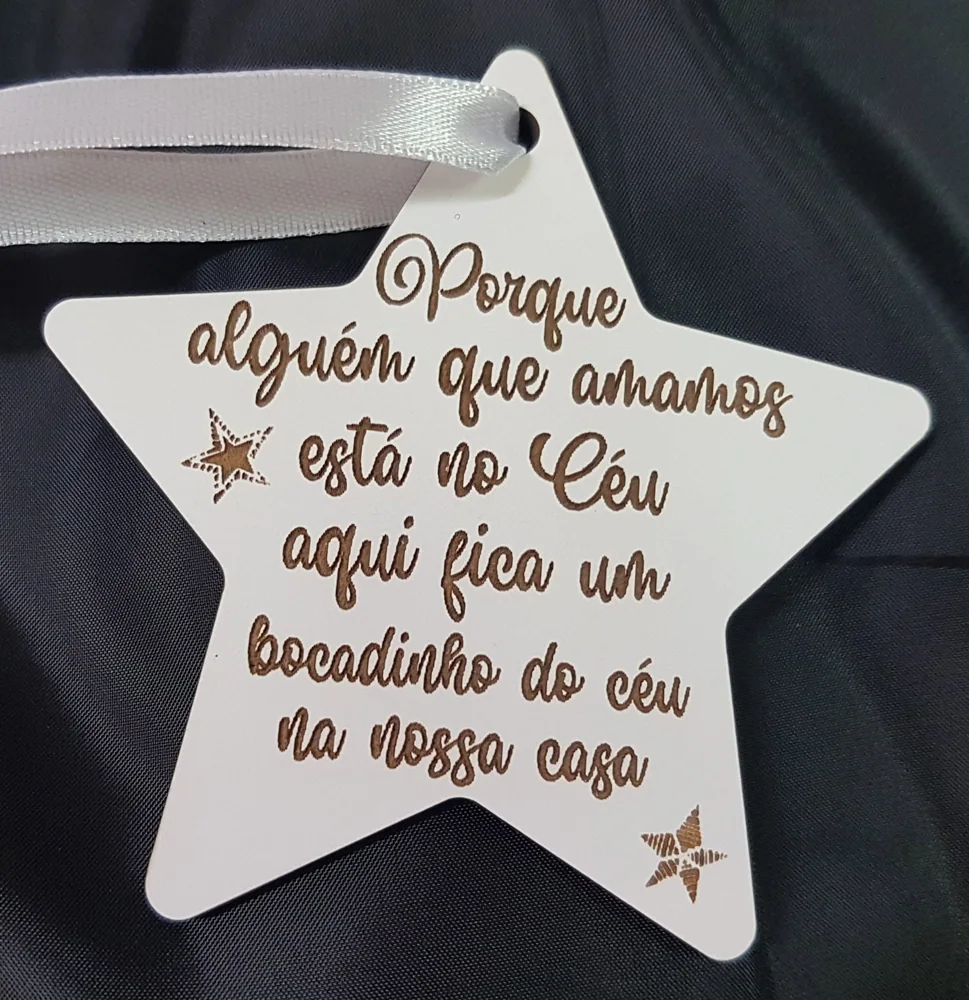 Enfeites com nomes, mensagens ou ilustrações para decorar a árvore e oferecer no Natal.