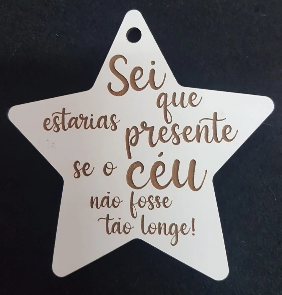 Enfeites com nomes, mensagens ou ilustrações para decorar a árvore e oferecer no Natal.