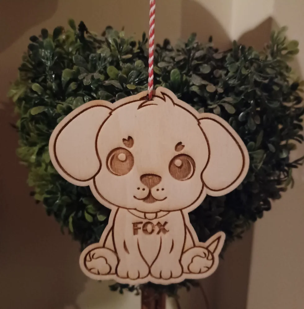 Peça personalizada com elementos pendentes, fios ou detalhes decorativos.