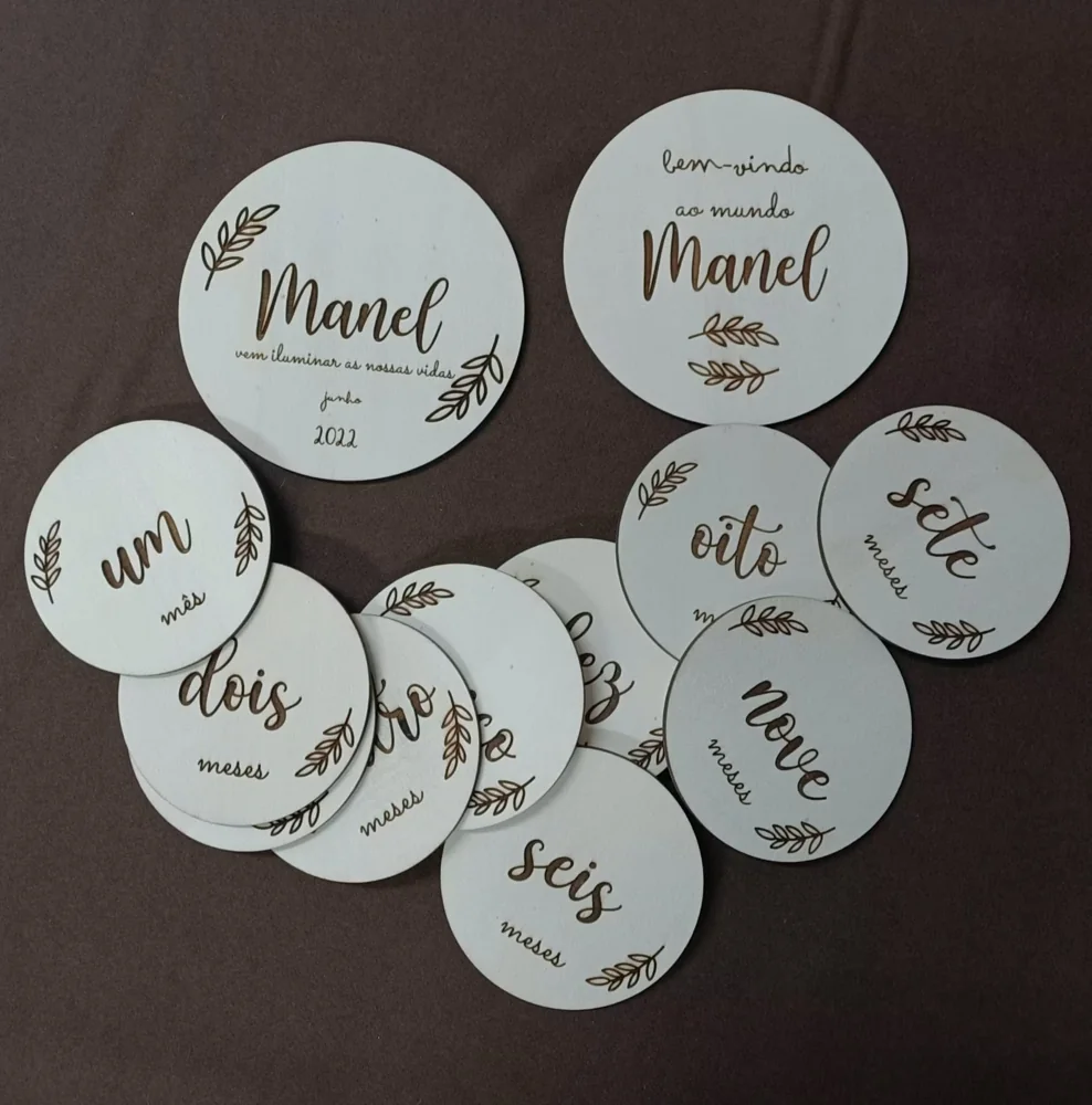 Peças com nome e elementos relativos ao nascimento e aos primeiros meses.