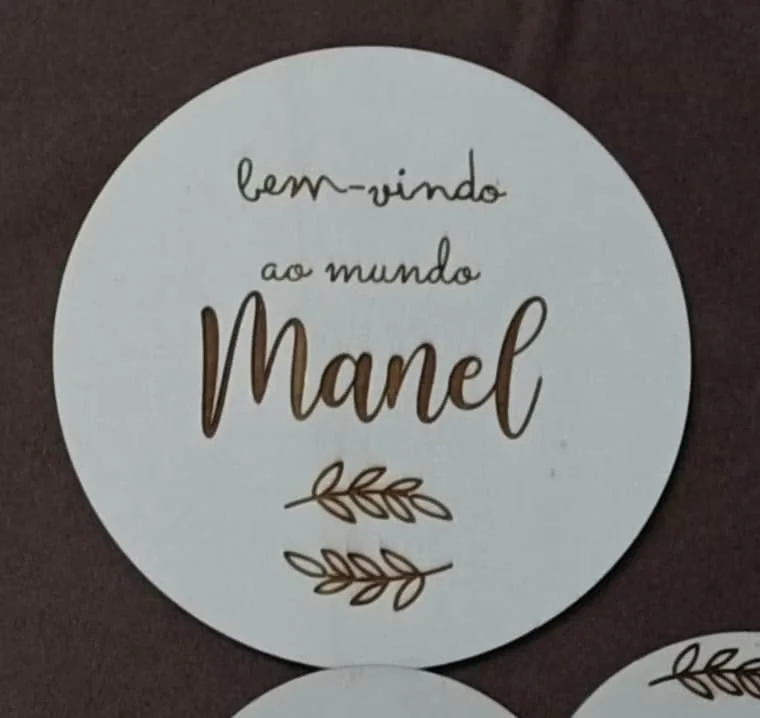 Peças com nome e elementos relativos ao nascimento e aos primeiros meses.