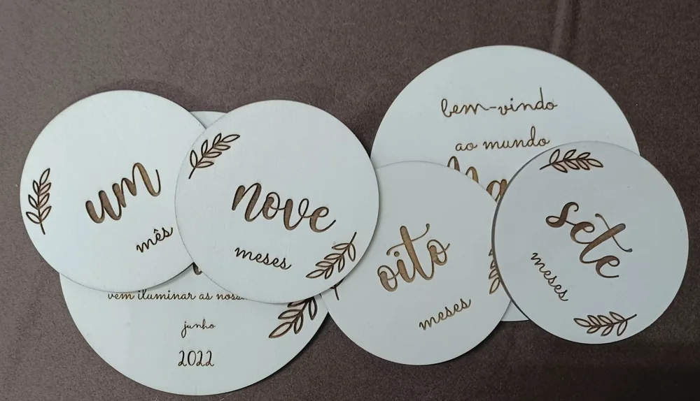 Peças com nome e elementos relativos ao nascimento e aos primeiros meses.