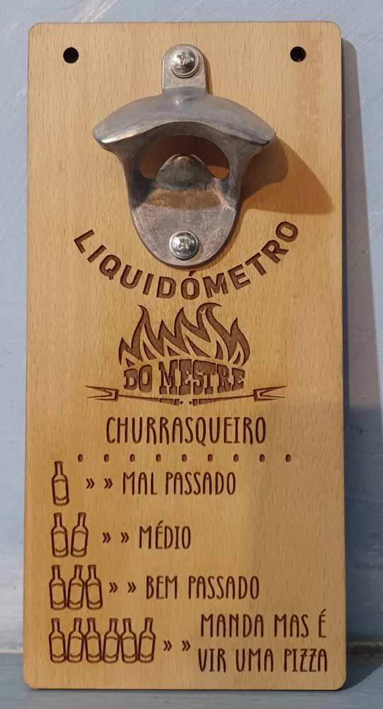 Abre-garrafas montado numa placa com mensagens e elementos personalizados.