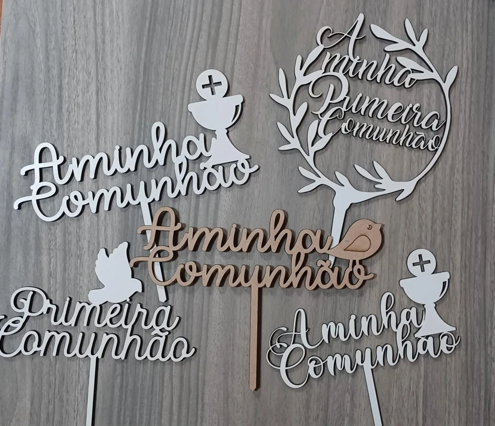 Peças com símbolos e mensagens alusivos à primeira comunhão.