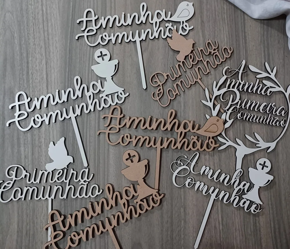 Peças com símbolos e mensagens alusivos à primeira comunhão.