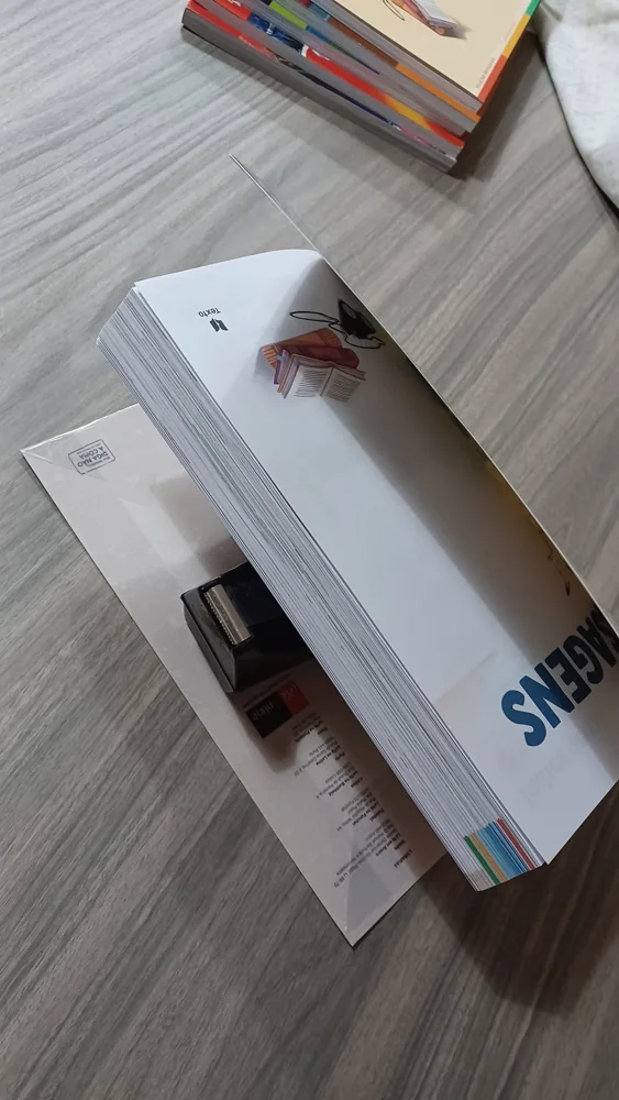 Livros, cadernos e materiais para organizar o regresso às aulas.