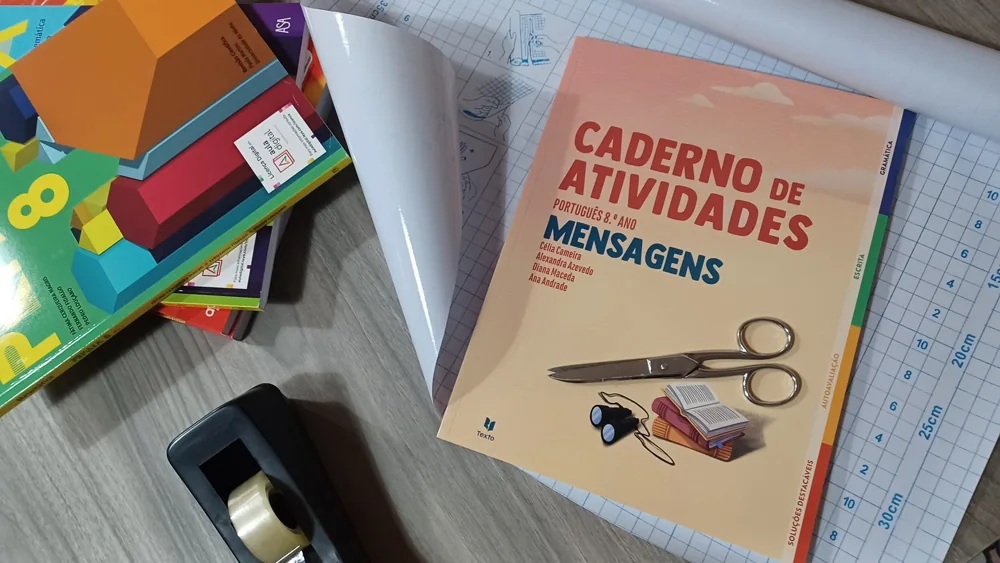 Livros, cadernos e materiais para organizar o regresso às aulas.