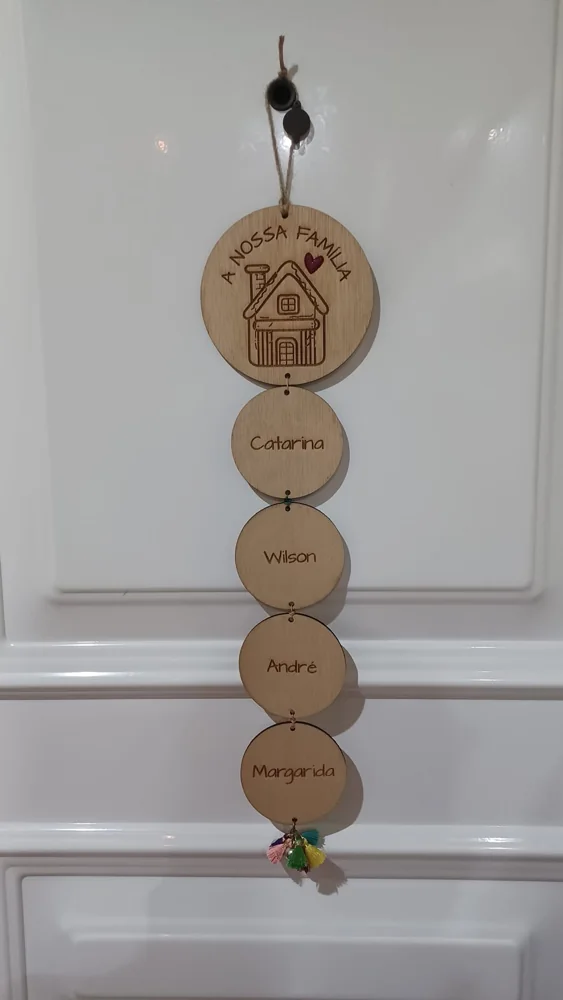 Peça decorativa que reúne nomes e elementos alusivos à família.