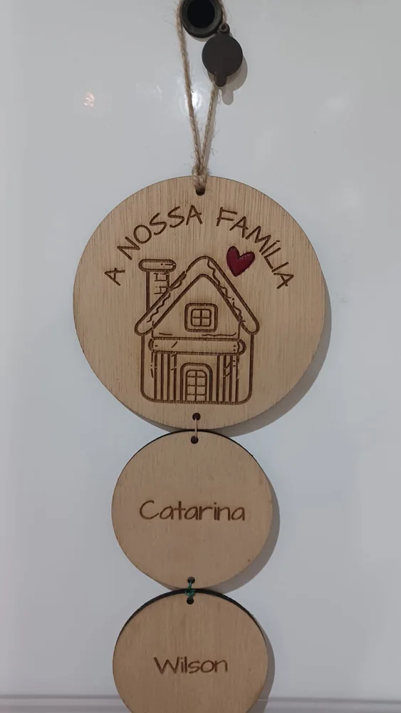 Peça decorativa que reúne nomes e elementos alusivos à família.