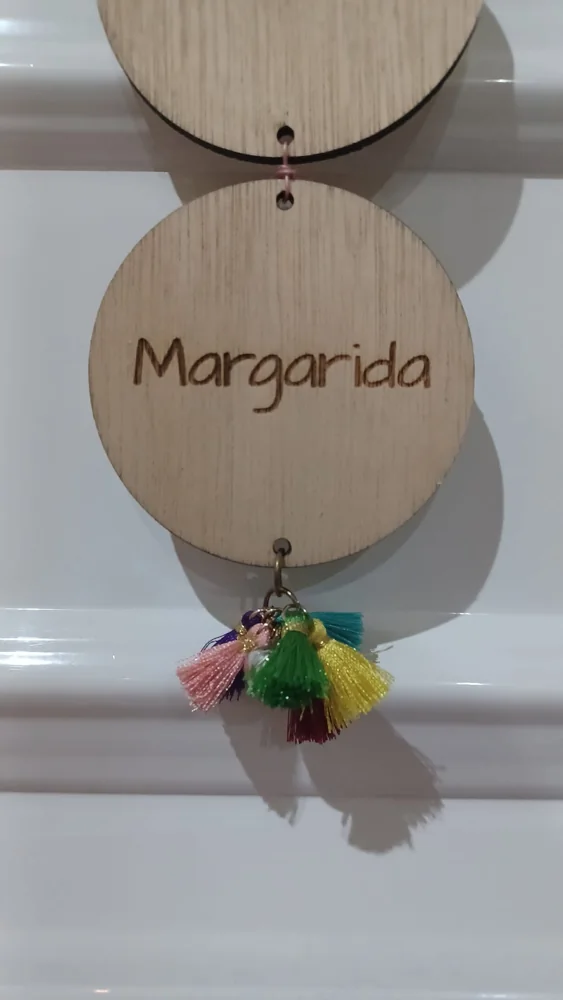 Peça decorativa com recorte, mensagem ou ilustração, preparada para pendurar ou expor.