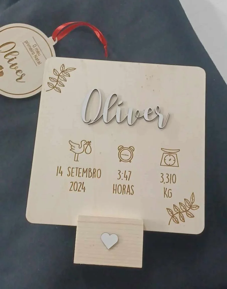 Moldura com espaço para fotografia e elementos personalizados para guardar uma memória.