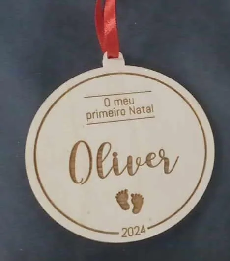 Peça decorativa com recorte, mensagem ou ilustração, preparada para pendurar ou expor.