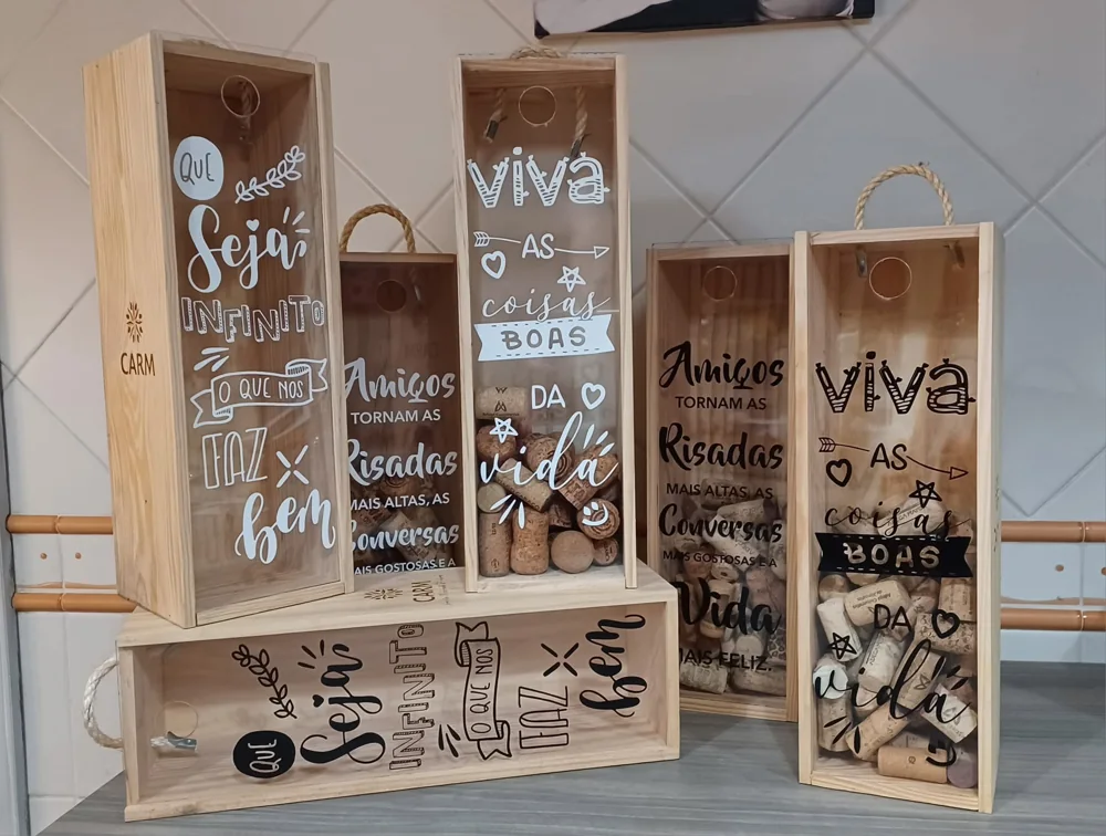 Caixa decorativa com mensagem e espaço para guardar rolhas.