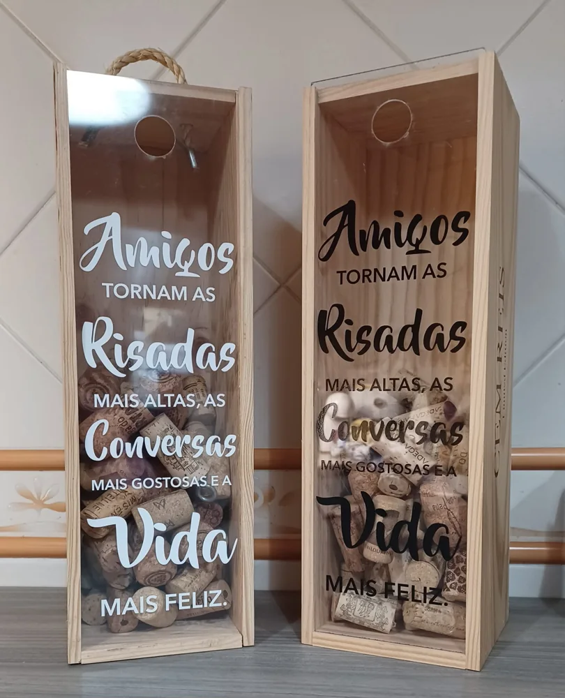Caixa decorativa com mensagem e espaço para guardar rolhas.