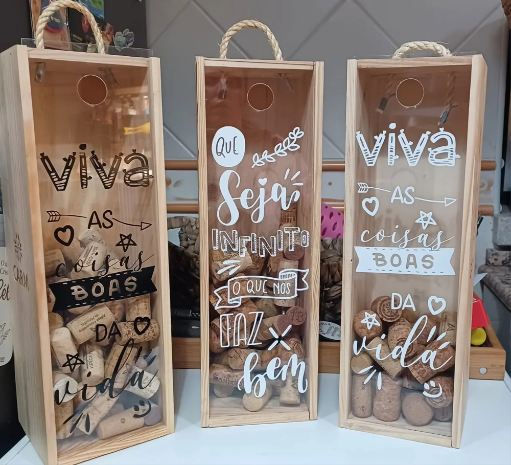Caixa decorativa com mensagem e espaço para guardar rolhas.