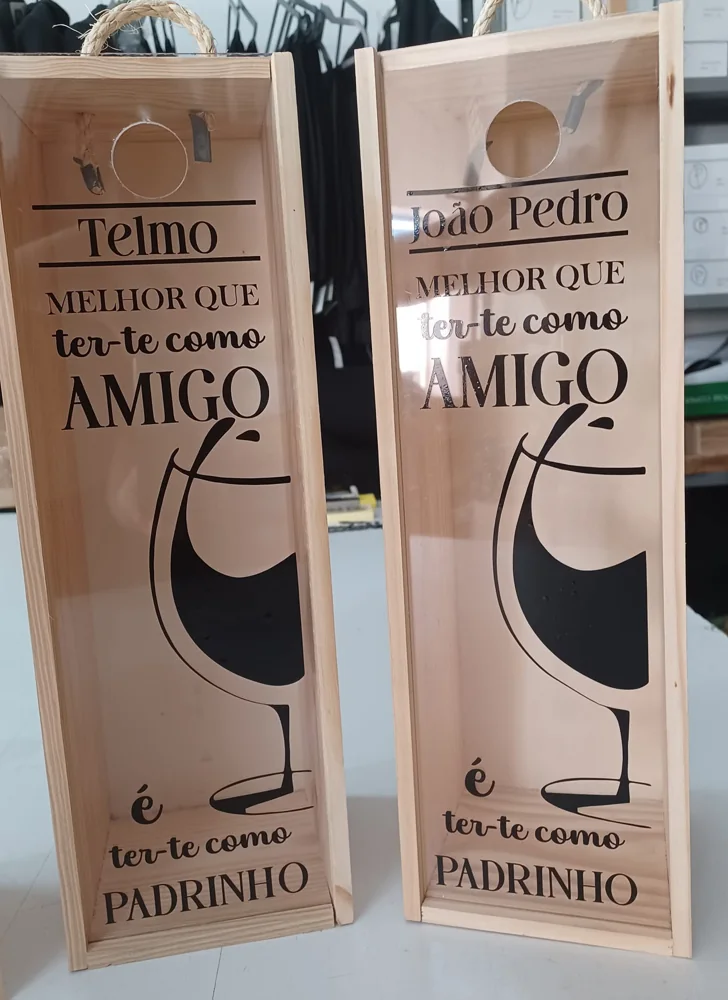 Peça personalizada para apresentar uma garrafa ou guardar rolhas e memórias de convívios.