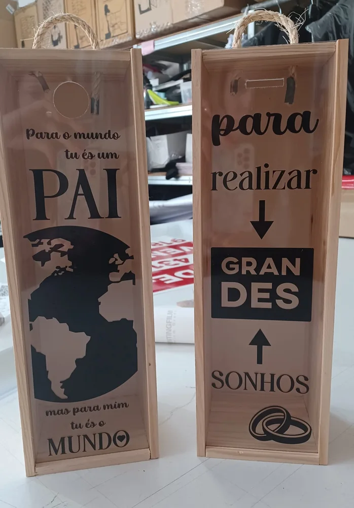 Peça personalizada para apresentar uma garrafa ou guardar rolhas e memórias de convívios.