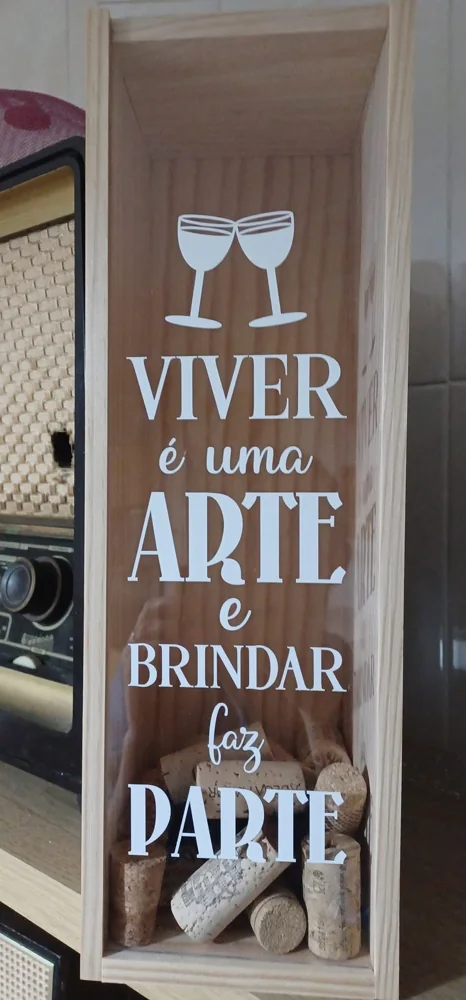 Caixa decorativa com mensagem e espaço para guardar rolhas.