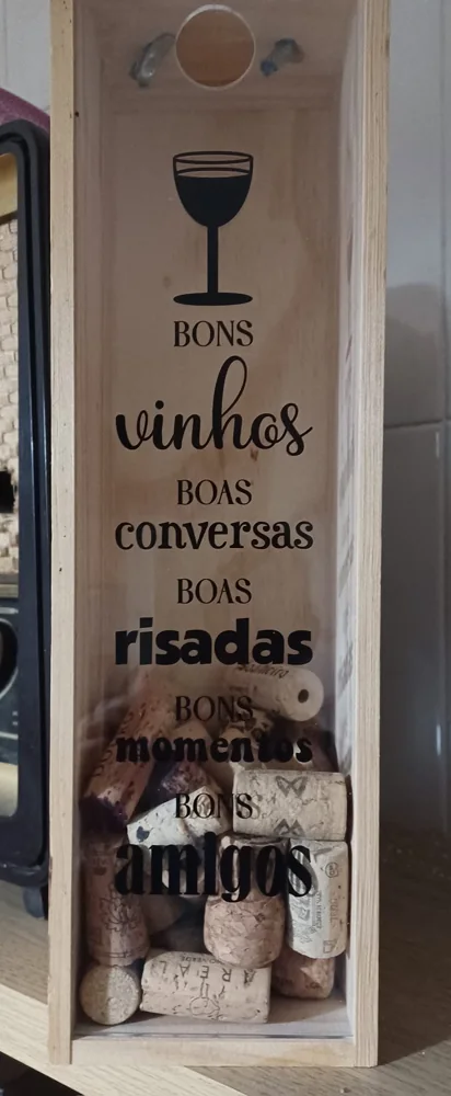Caixa decorativa com mensagem e espaço para guardar rolhas.