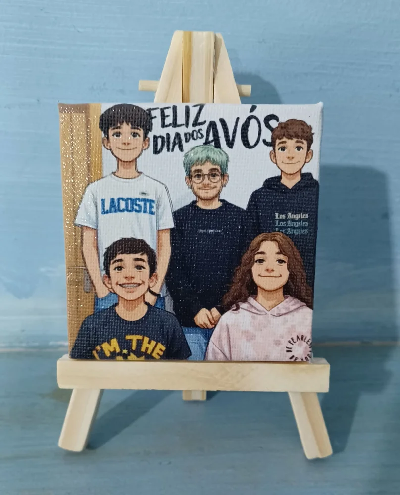 Moldura com espaço para fotografia e elementos personalizados para guardar uma memória.