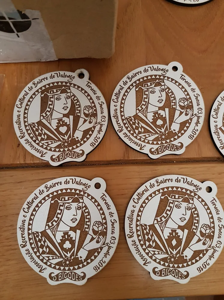 Peças com mensagens e desenhos personalizados, apresentadas em diferentes versões.