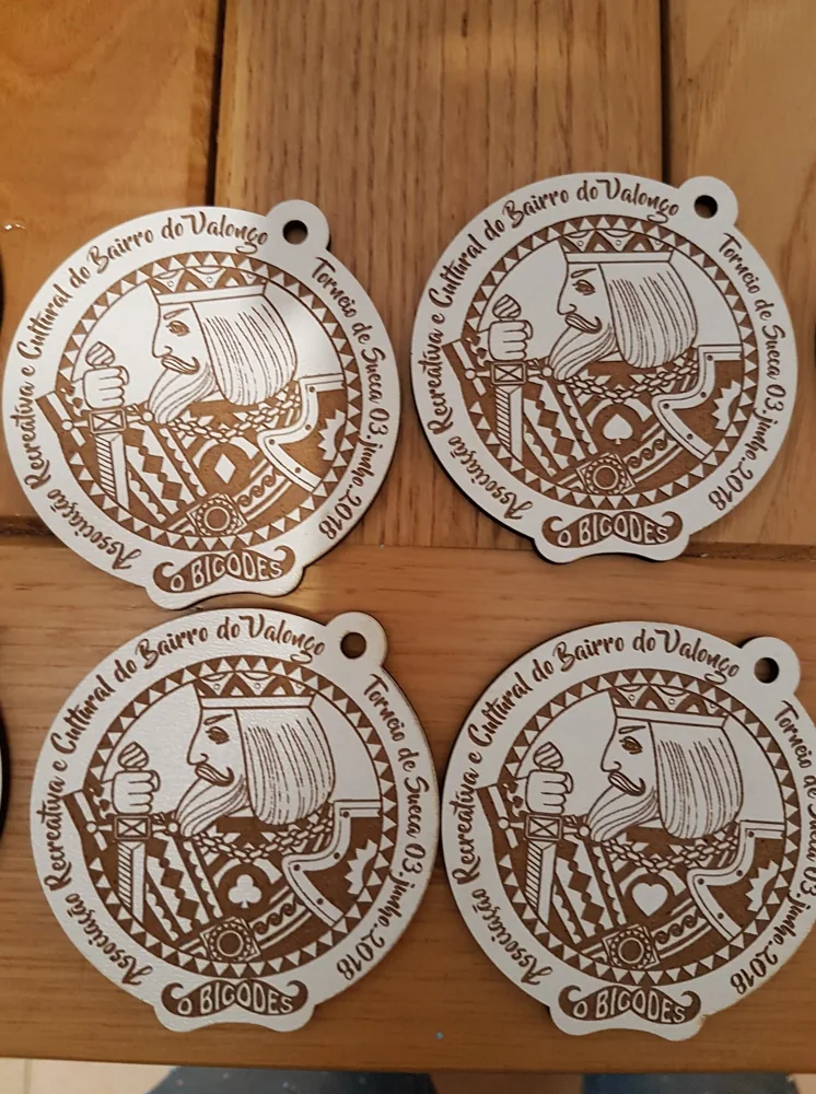Peças com mensagens e desenhos personalizados, apresentadas em diferentes versões.