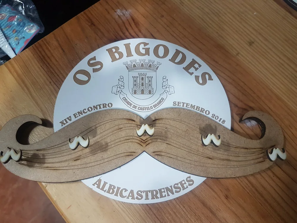 Peça personalizada para assinalar um encontro, prova ou evento.