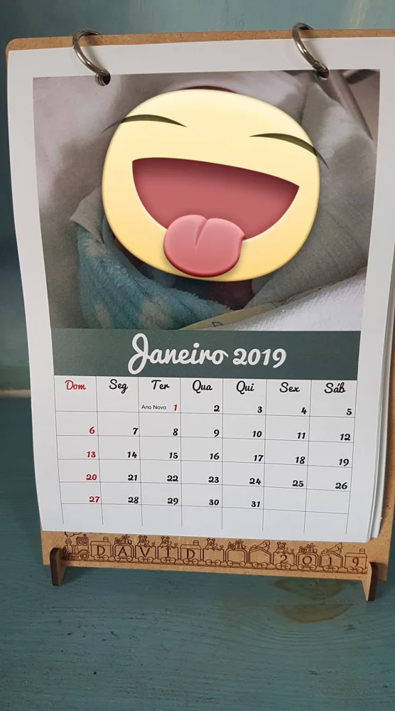 Calendário com imagem personalizada para manter uma memória à vista durante o ano.