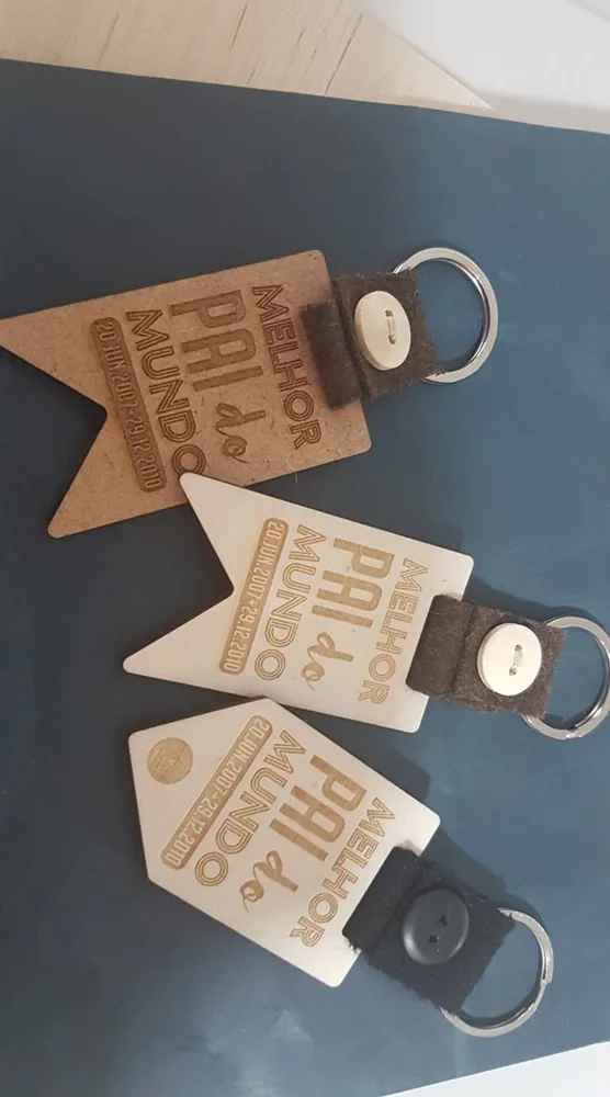 Porta-chaves com forma, mensagem ou imagem personalizada.