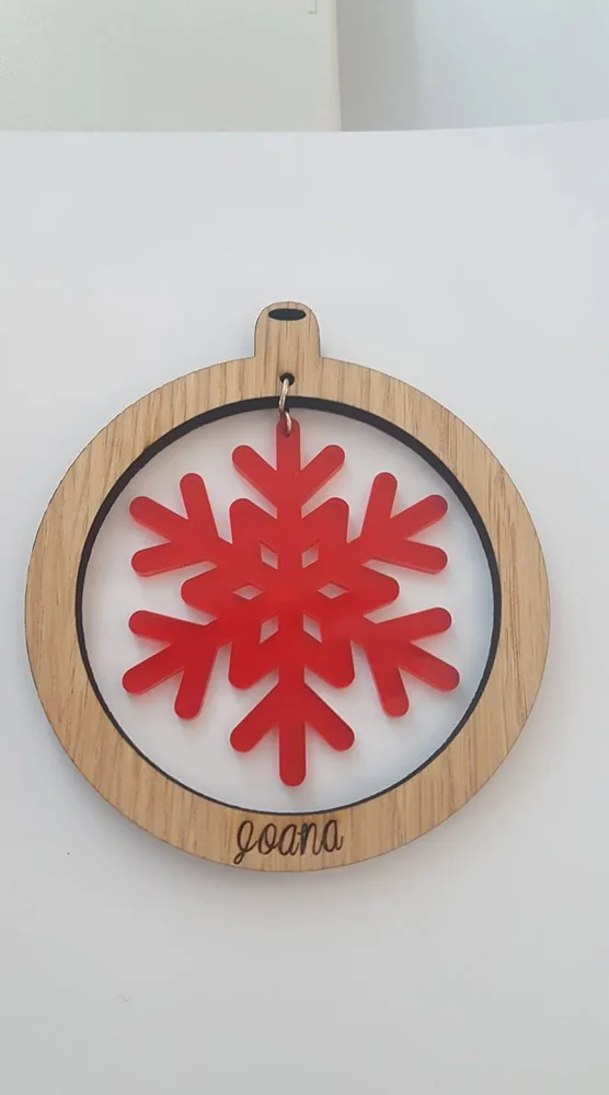 Enfeites com nomes, mensagens ou ilustrações para decorar a árvore e oferecer no Natal.