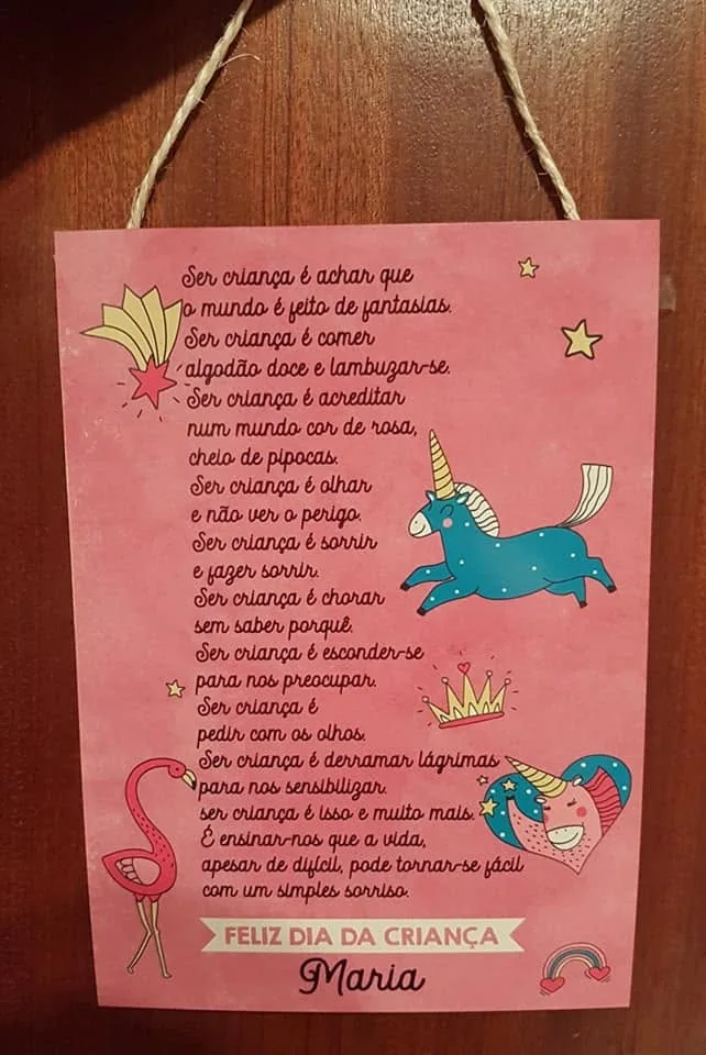 Placa com composição gráfica e mensagem personalizada para oferecer.