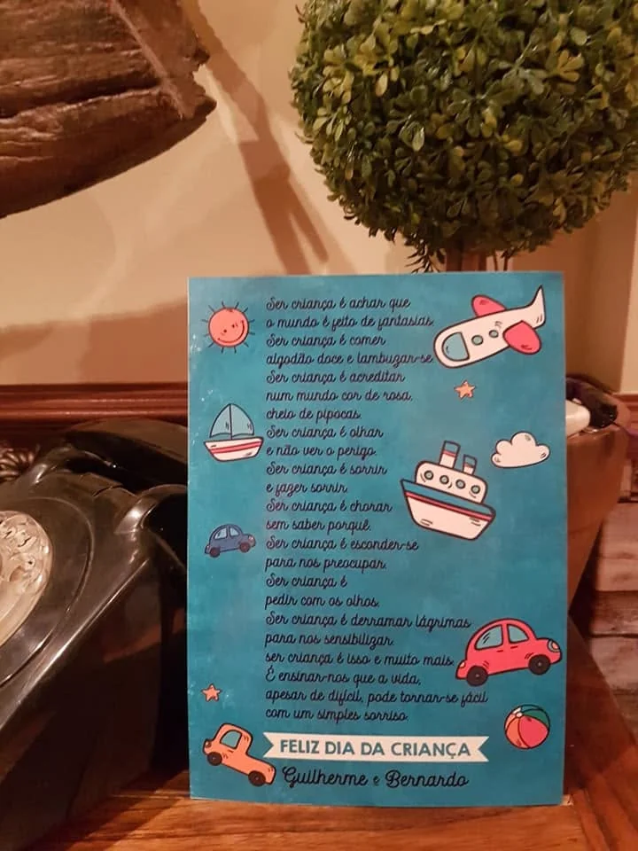 Placa com composição gráfica e mensagem personalizada para oferecer.