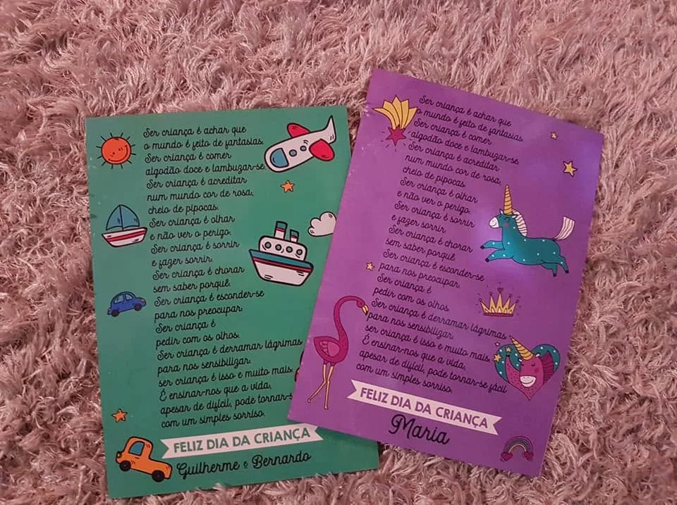 Placa com composição gráfica e mensagem personalizada para oferecer.